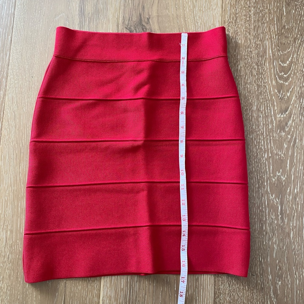 BCBGMAXAZRIA SUPER CUTE Red Bandage mini skirt, Small NWOT - Picture 2 of 3
